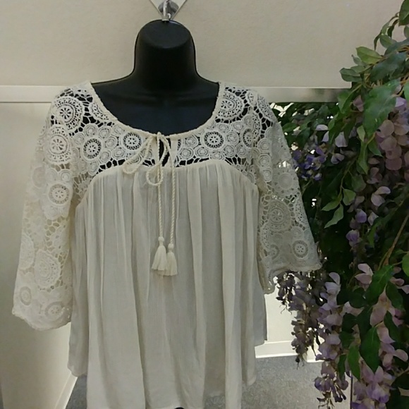 American Eagle Outfitters Tops - American Eagle Outfitters Gauze & Lace Top